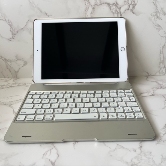 Apple iPad White/Rose Gold 32GB with Bluetooth Keyboard Case (silver/white) - Picture 7 of 14